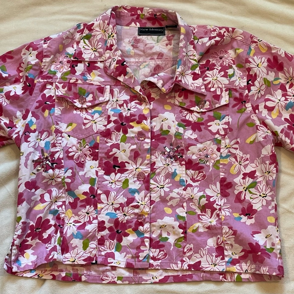New Identity Women’s Pink Denim Floral Beautiful Button Up Jacket. Size XL